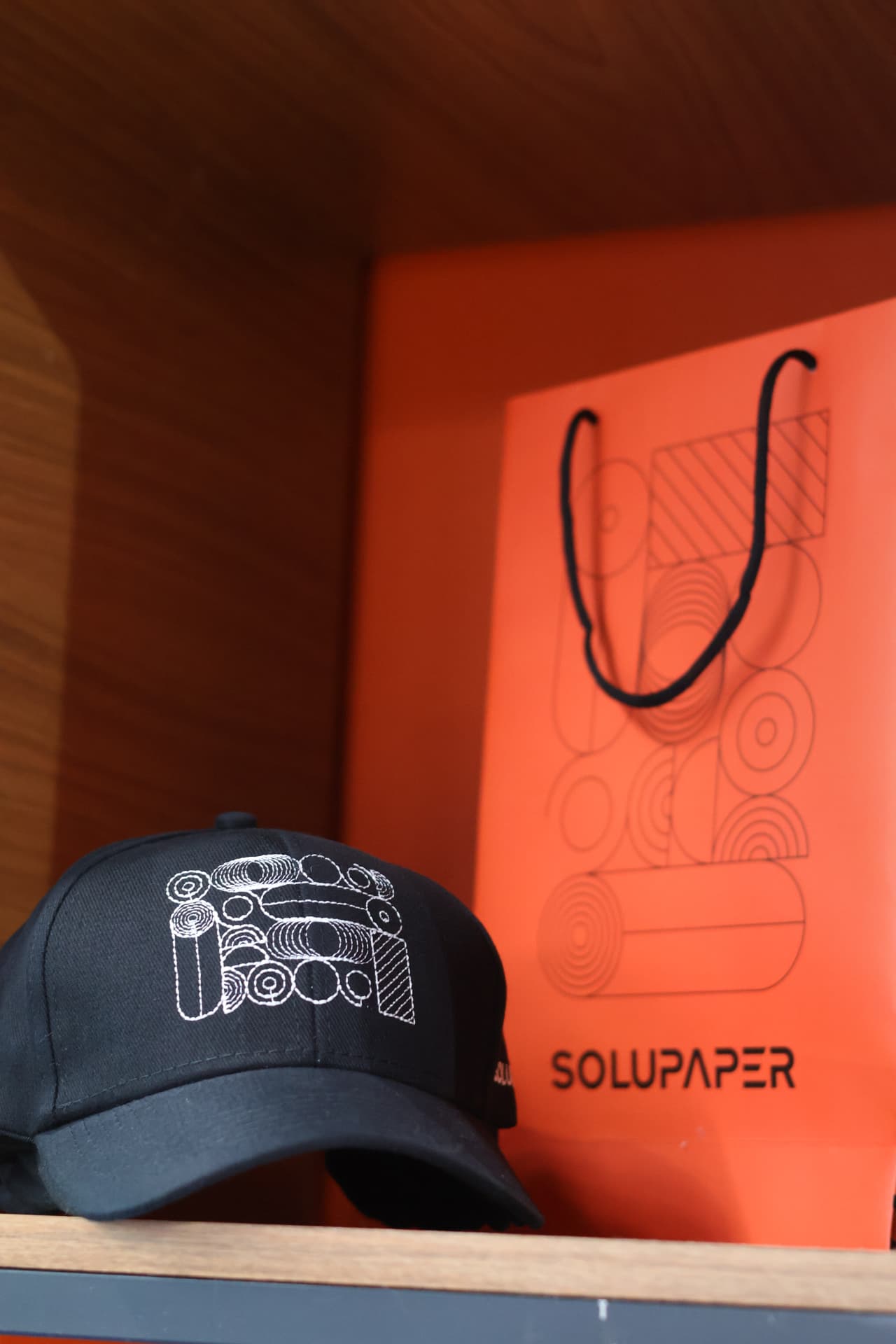 Boné e sacola com a identidade SoluPaper