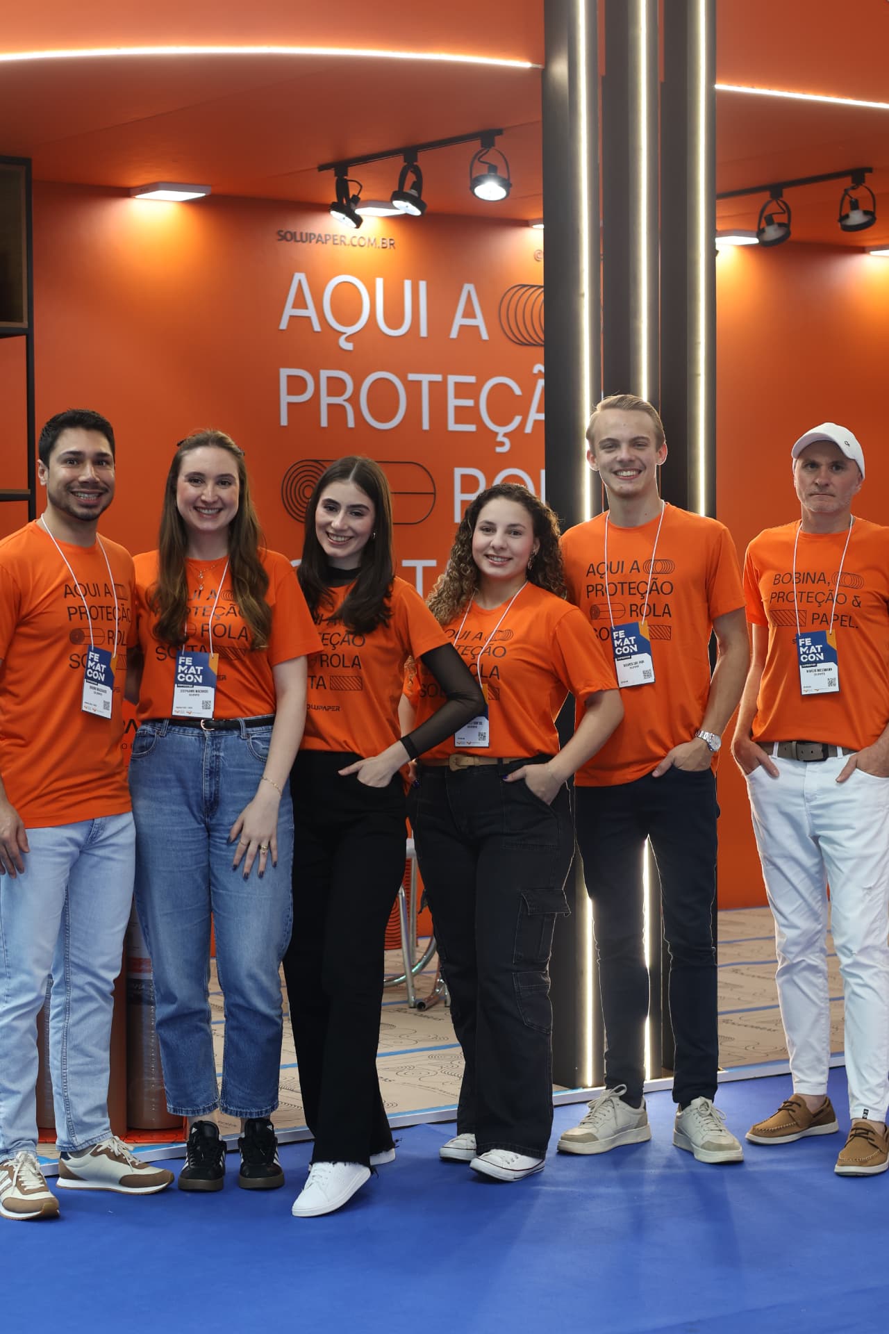 Equipe da SoluPaper no estande da FEMATCON